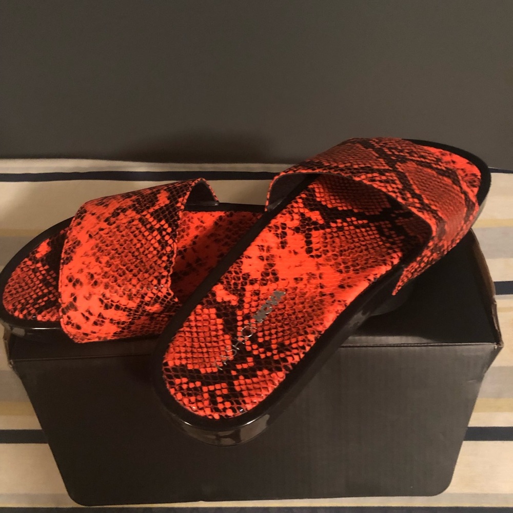 Fashion Nova slides